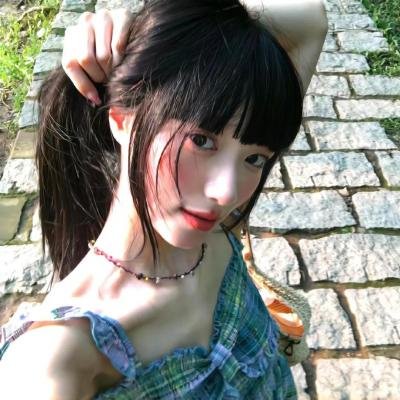 出墙红杏两家春